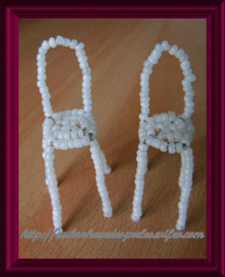 Objets miniatures en perles de rocaille chaises